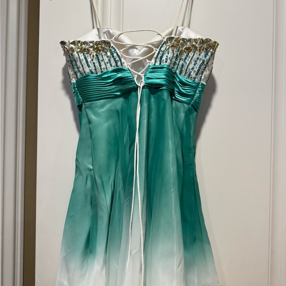 Above knee dress with beautiful flowy outer shear and embellished bodice. - Picture 3 of 5